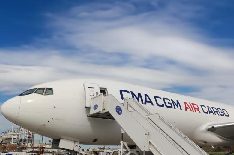 CMA CGM AIR CARGO reliera l’Asie à l’Amérique du Nord dès l’été 2024.
- La compagnie déploiera sur le transpacifique 2 #Boeing #B777-200F, dont le premier sera livré en juin prochain.
- 8 A350F seront livrés entre 2026 et 2027 permettant une couverture mondiale.#CMACGM ✈️📦
