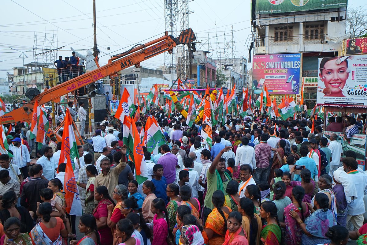 నల్గొండ పార్లమెంట్ నియోజకవర్గ ఎన్నికల ప్రచారంలో భాగంగా ఈ రోజు మిర్యాలగూడలో.. సహచర మంత్రివర్యులు శ్రీ ఉత్తమ్ కుమార్ రెడ్డి, ఎమ్మెల్యేలు లక్ష్మారెడ్డి, జై వీర్ రెడ్డి లతో కలిసి ఎన్నికల ప్రచారంలో పాల్గొనడం జరిగింది. కాంగ్రెస్ పార్టీకి ప్రజలు అడుగడుగునా నీరాజనం పలుకుతున్నారు.