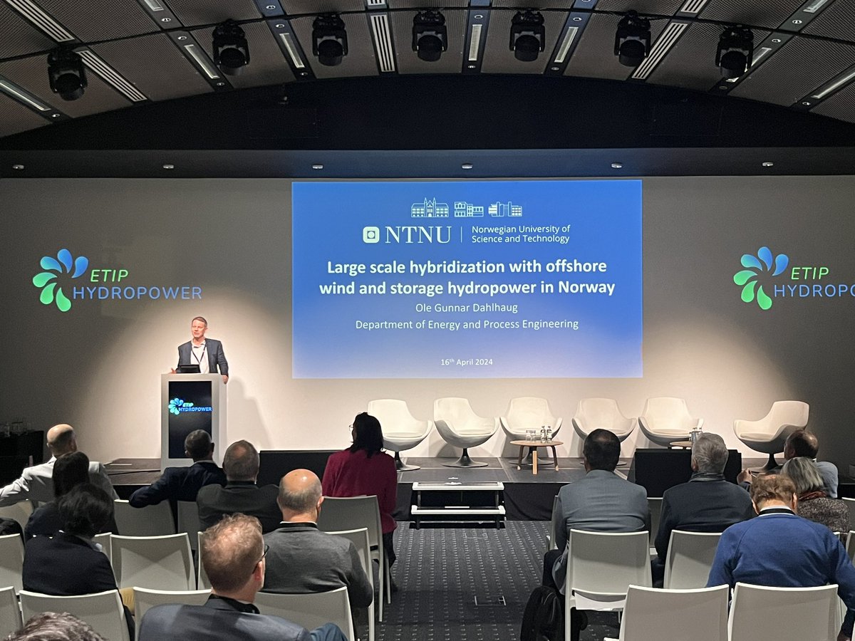 Last presentation of Session 3! Ole Gunnar Dahlhaug from @NTNU is talking about the relevance of hybridization with offshore wind and storage #hydropower in Norway 🌊🌬️ #HPD #HPD24