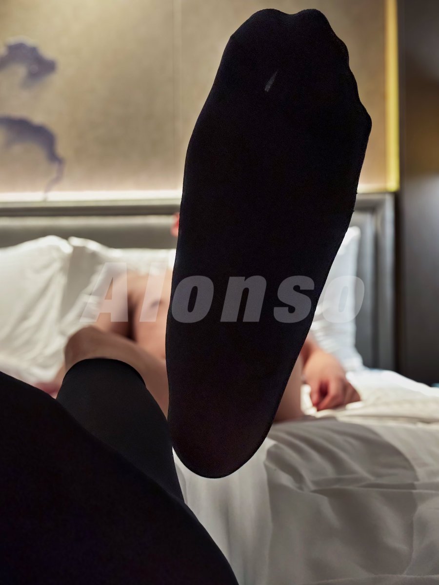 出差在外吃夜宵时发现对面坐的一男女 男的因为是穿着正装 进来的时候就吸引了我注意 后来在吃的过程中时不时的往我腿看过来 
我还没吃完他们就结账走了 我走的时候发现他还在门口没走像在等车 由于酒店离得很近我就走回去 走了一段路感觉后面有人跟着 回头一看是刚才那男的 
我问了句“你是跟着我？”…