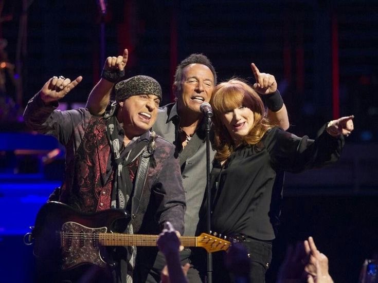 ZenithCR's tweet photo. It’s a 2 hour rock party! Bruce is on the menu too. Join Timmy until 5pm. ��@MusicTimmy #TracksFromTheVaults #classicrock https://t.co/LtuXOYjBQs