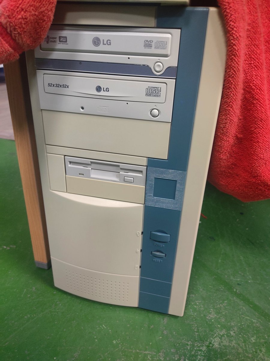 CommodoreSpain's tweet image. Recuperado y de paso &quot;modd&quot;ificado. Ahora luce mejor. Es verdad no es un #Commodore pero hay que conocer al enemigo 🤪
#modd #pc #dos #retro #Modding #retromodd