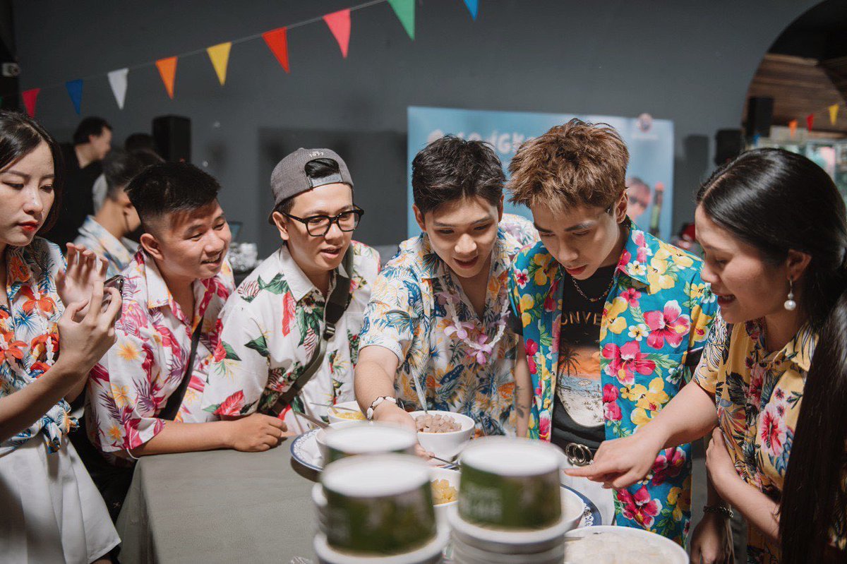 dnphuc247's tweet photo. Thank you Muzik for welcoming us as always 🇹🇭 

#QuangHungMasterD 
#SongkranFestival https://t.co/1bKcJK7W8K
