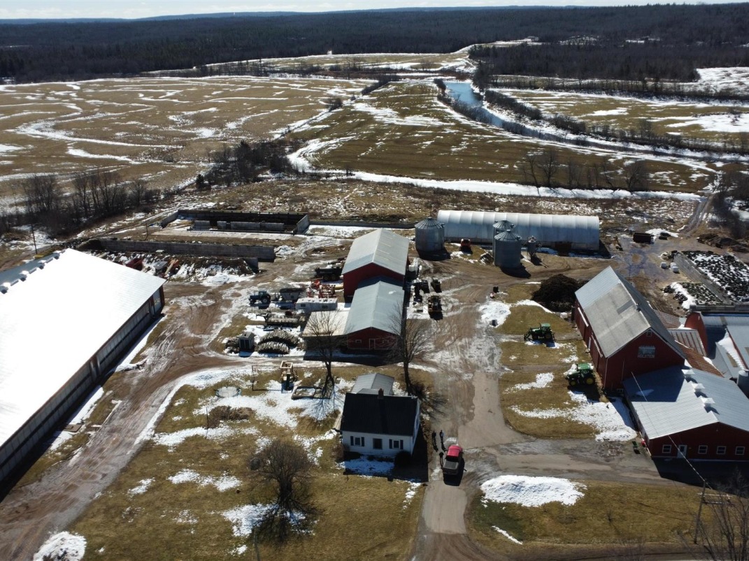 *FREESTALL, ROBOTIC MILKERS*  DAIRY FARM FOR SALE!
farmmarketer.com/listing/fm/177…

Farm Type: Dairy
Acreage (Total): 370 
Province: Nova Scotia
Agent: Anja Willems

#Findyourdreamproperty #cattlefarming #cattle #dairyfarm #dairyfarmersofcanada #proudlycanadian #canadianmilk