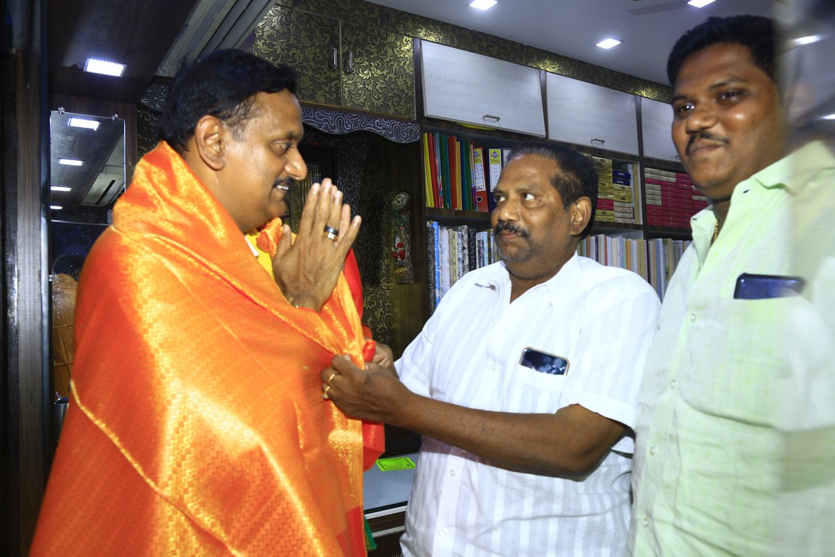 KesineniS's tweet photo. విజయవాడ పశ్చిమ నియోజకవర్గం పరిధిలోని వస్త్రలత కాంప్లెక్స్ నందు వ్యాపారులు, కార్మికులను ఆత్మీయంగా కలిసి వారి ఎదుర్కొంటున్న సమస్యల్ని తెలుసుకుని, వారి సమస్యల పరిష్కారానికి కృషి చేస్తానని చెప్పడం జరిగింది
#kesinenisivanath #sujanachowdary #Nagulmeera #BuddaVenkanna #MSBaig #Vijayawada #Vastralatha #vallabaneniprasannalakshmi #buddavenkanna #TDPJSPBJPTogether #iTDPVijayawada