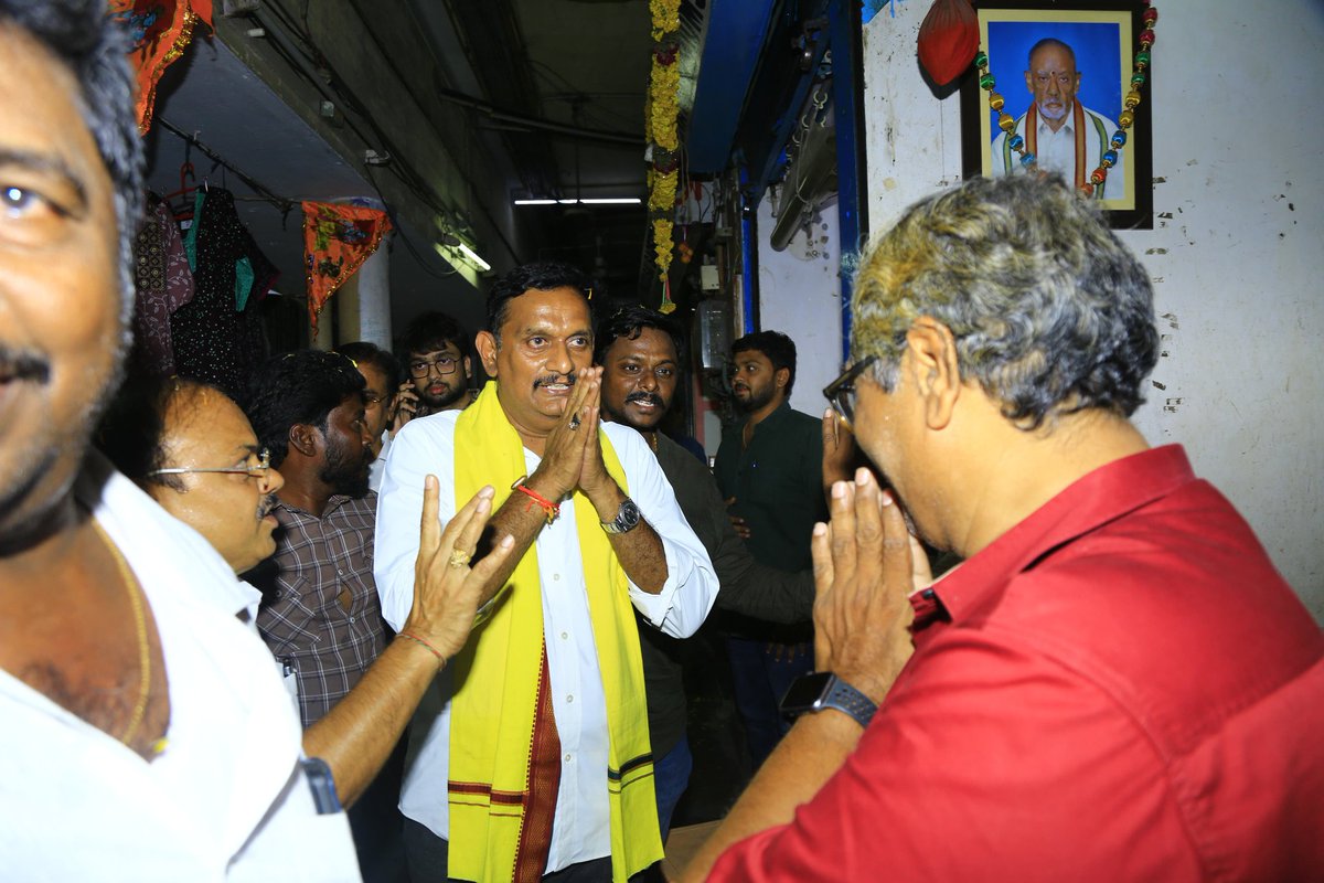 KesineniS's tweet photo. విజయవాడ పశ్చిమ నియోజకవర్గం పరిధిలోని వస్త్రలత కాంప్లెక్స్ నందు వ్యాపారులు, కార్మికులను ఆత్మీయంగా కలిసి వారి ఎదుర్కొంటున్న సమస్యల్ని తెలుసుకుని, వారి సమస్యల పరిష్కారానికి కృషి చేస్తానని చెప్పడం జరిగింది
#kesinenisivanath #sujanachowdary #Nagulmeera #BuddaVenkanna #MSBaig #Vijayawada #Vastralatha #vallabaneniprasannalakshmi #buddavenkanna #TDPJSPBJPTogether #iTDPVijayawada