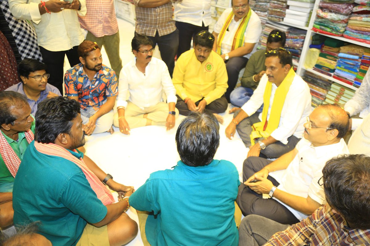 KesineniS's tweet photo. విజయవాడ పశ్చిమ నియోజకవర్గం పరిధిలోని వస్త్రలత కాంప్లెక్స్ నందు వ్యాపారులు, కార్మికులను ఆత్మీయంగా కలిసి వారి ఎదుర్కొంటున్న సమస్యల్ని తెలుసుకుని, వారి సమస్యల పరిష్కారానికి కృషి చేస్తానని చెప్పడం జరిగింది
#kesinenisivanath #sujanachowdary #Nagulmeera #BuddaVenkanna #MSBaig #Vijayawada #Vastralatha #vallabaneniprasannalakshmi #buddavenkanna #TDPJSPBJPTogether #iTDPVijayawada