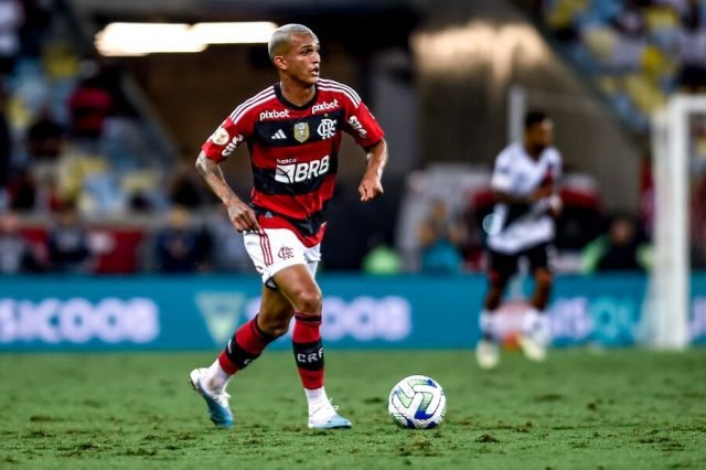 ⚽️💢🔥 Recuperado da lesão muscular na coxa, #Wesley voltou a treinar com o elenco nesta segunda-feira e participou da atividade de maneira integral. Chance de ser relacionado para o #Flamengo x São Paulo de quarta-feira. 🖨 @venecasagrande