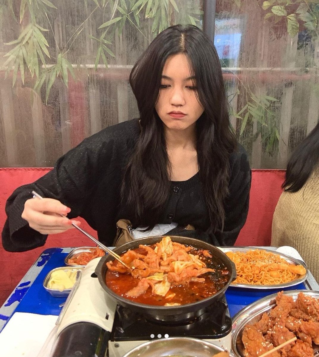 ᅠ
ᅠᅠ
Menemani ( kasih jajan ) si bungsu.
ᅠ
ᅠ