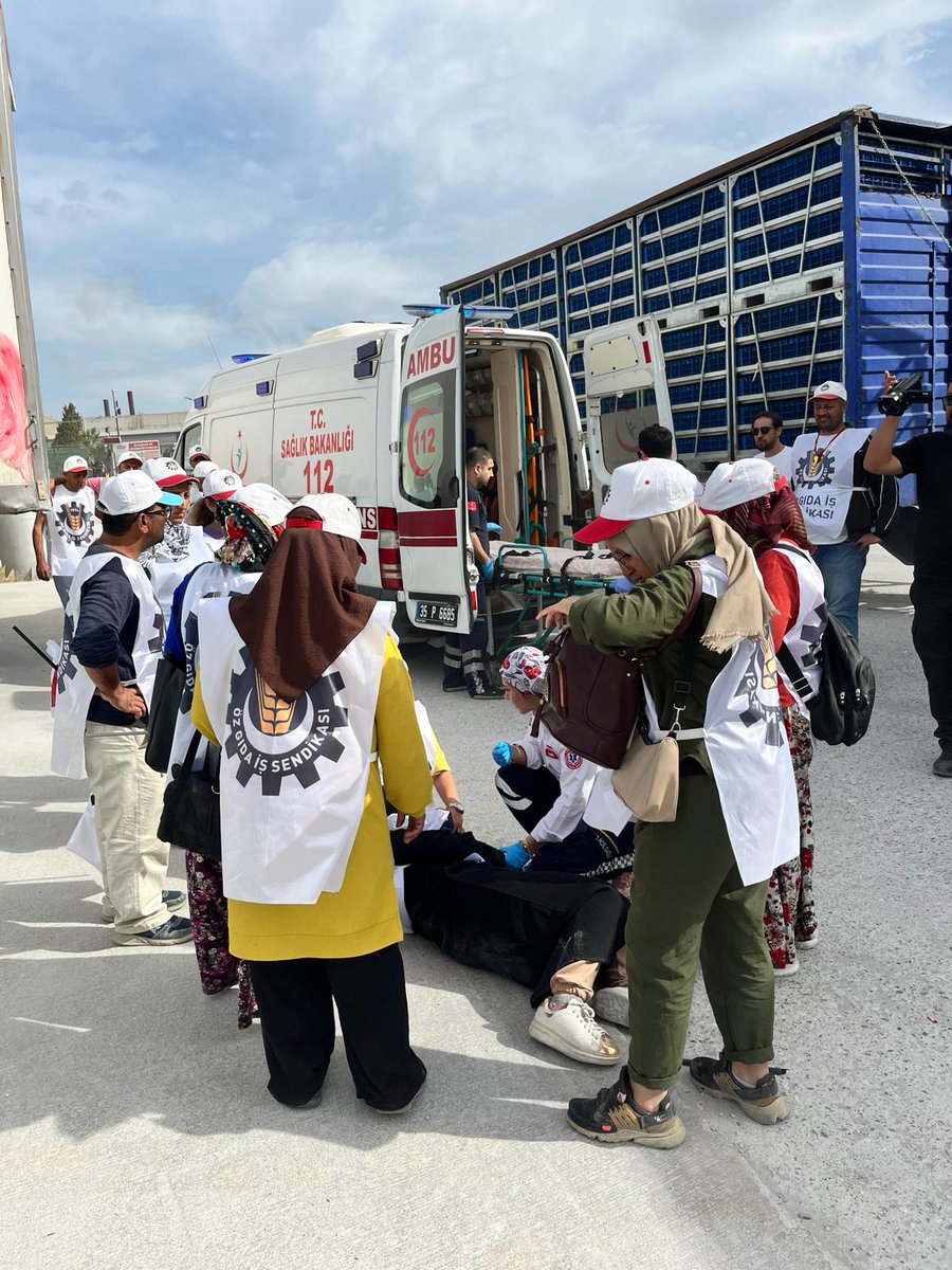 LezitaDirenisi's tweet photo. 3 SENDİKA YETKİLİSİ VE 10 DAN FAZLA İŞÇİ ARKADAŞIMIZ GÖZALTINA ALTINDA. YARALI ARKADAŞLARIMIZA İLK MÜDAHALE ALANDA YAPILDI HASTANEYE SEVK EDİLİYORLAR. https://t.co/baxiLAsRxr