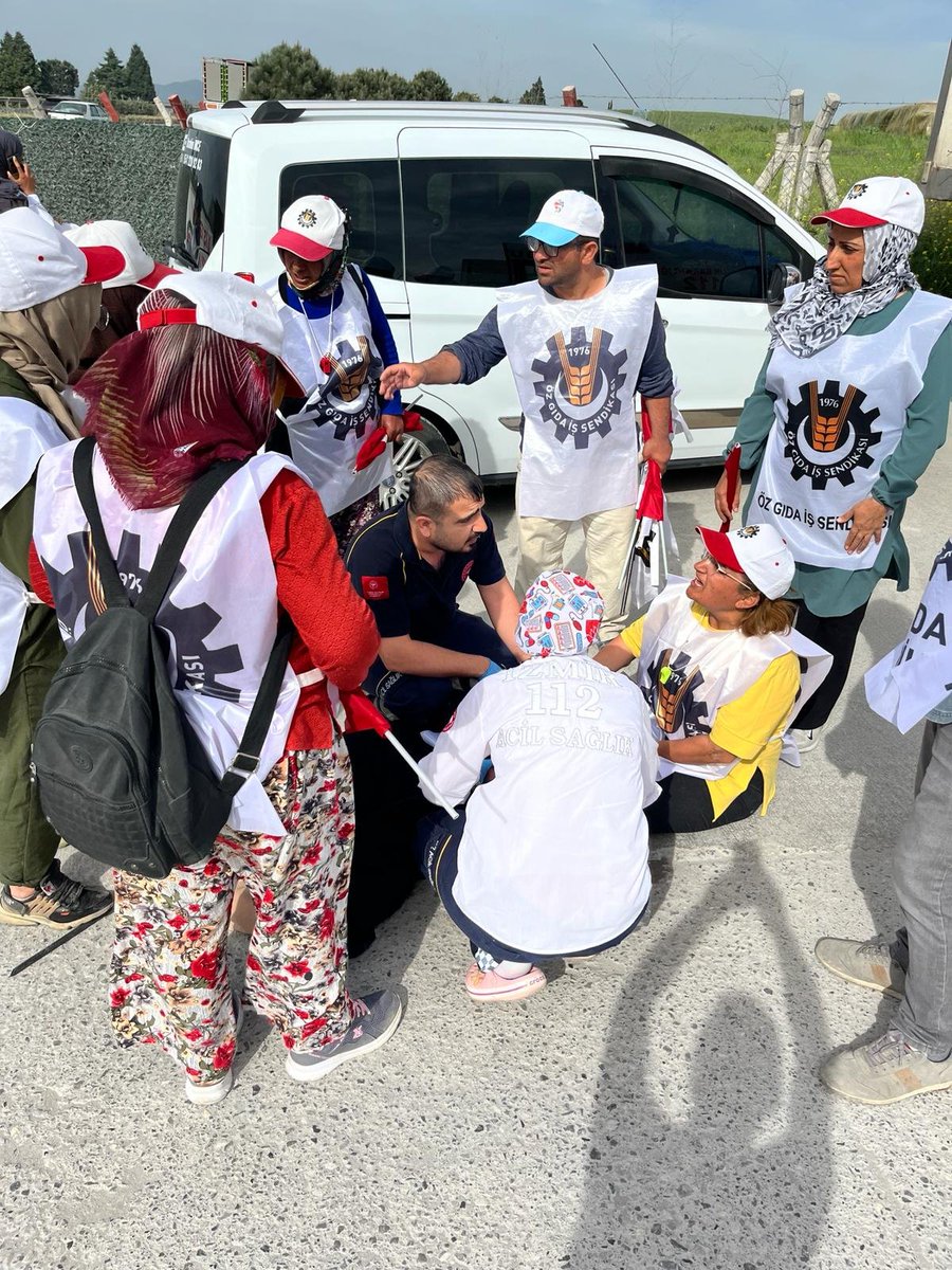 LezitaDirenisi's tweet photo. 3 SENDİKA YETKİLİSİ VE 10 DAN FAZLA İŞÇİ ARKADAŞIMIZ GÖZALTINA ALTINDA. YARALI ARKADAŞLARIMIZA İLK MÜDAHALE ALANDA YAPILDI HASTANEYE SEVK EDİLİYORLAR. https://t.co/baxiLAsRxr
