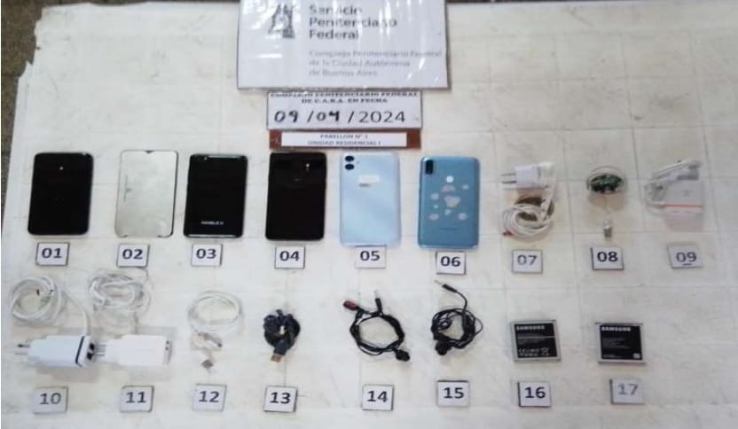 PatoBullrich's tweet photo. 42 CELULARES EN MANOS DE PRESOS

Manejaban el contrabando de drogas sintéticas desde la cárcel. En conjunto, SPF, PFA y Aduana secuestraron los equipos y trasladaron a los internos.

Se acabaron los privilegios para los delincuentes. 
A fondo contra las mafias intracarcelarias. https://t.co/yY1sLU11bi