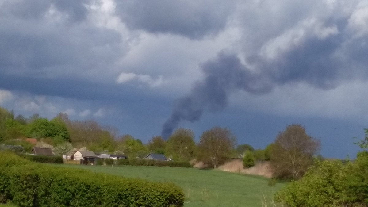 Aprox 3h ago after we received the Cellbroadcast Warning about Fire and Fire Gas and it's still going on. This is scary as hell :X
Like the Large Fire is very far away, but you still see it.

#Braunschweig #Salzgitter #Wolfenbüttel #Schöppenstedt #Großbrand