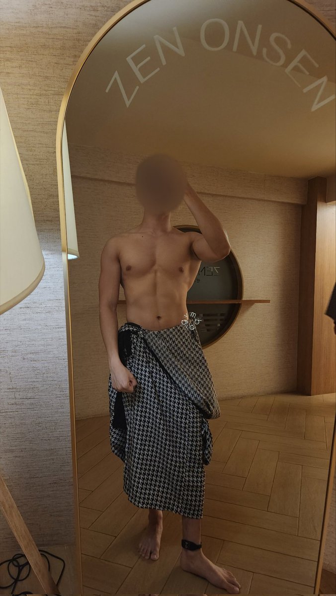 S2-28: Love the atmosphere @zen_onsen, very different from other saunas where the people here actually seem more tame, I wonder what the limit of undress I can be while upstairs, everyone seem so uptight with barely any skin shown How do I know who has a good body then? 😖