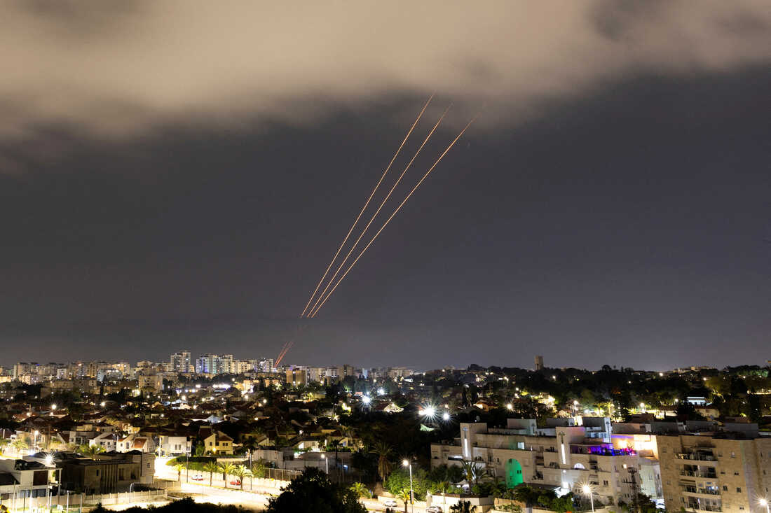 La #rappresaglia di sabato è stata studiata e annunciata in maniera da assicurare una dirompente portata mediatica e un chiaro valore simbolico. Ma i rischi di ulteriore #escalation esistono. Fin dove arriverà lo scontro #Israele-#Iran? Ne parliamo qui >> aspeniaonline.it/israele-e-iran…