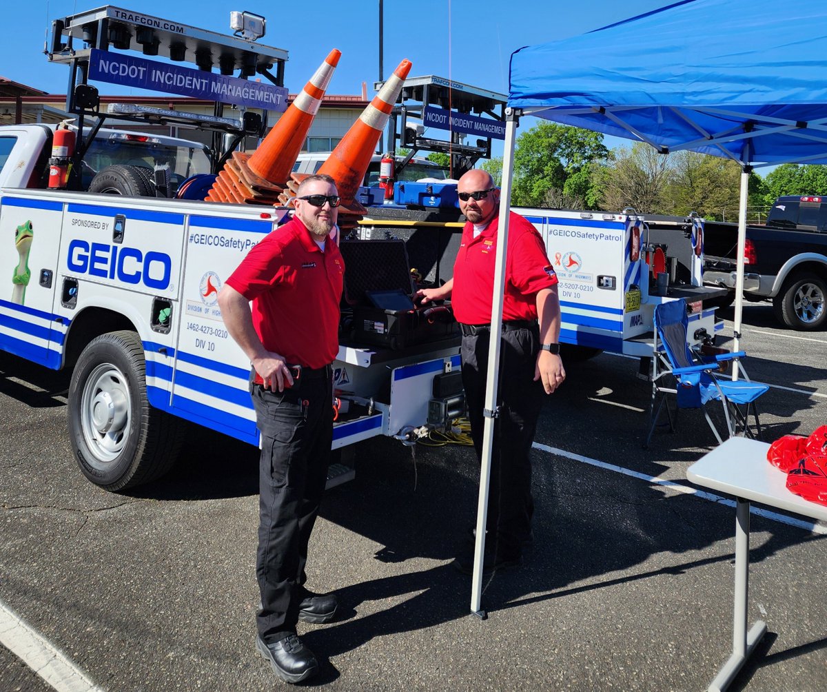 NCDOT_Charlotte's tweet image. 👏 Thanks to our #IMAP folks participating in Saturday's #CMPD Community Drone Trust Event!
🙂 Demonstrated tethered drone technology
📝 Met students/teachers/parents
🔴 Talked up the IMAP program