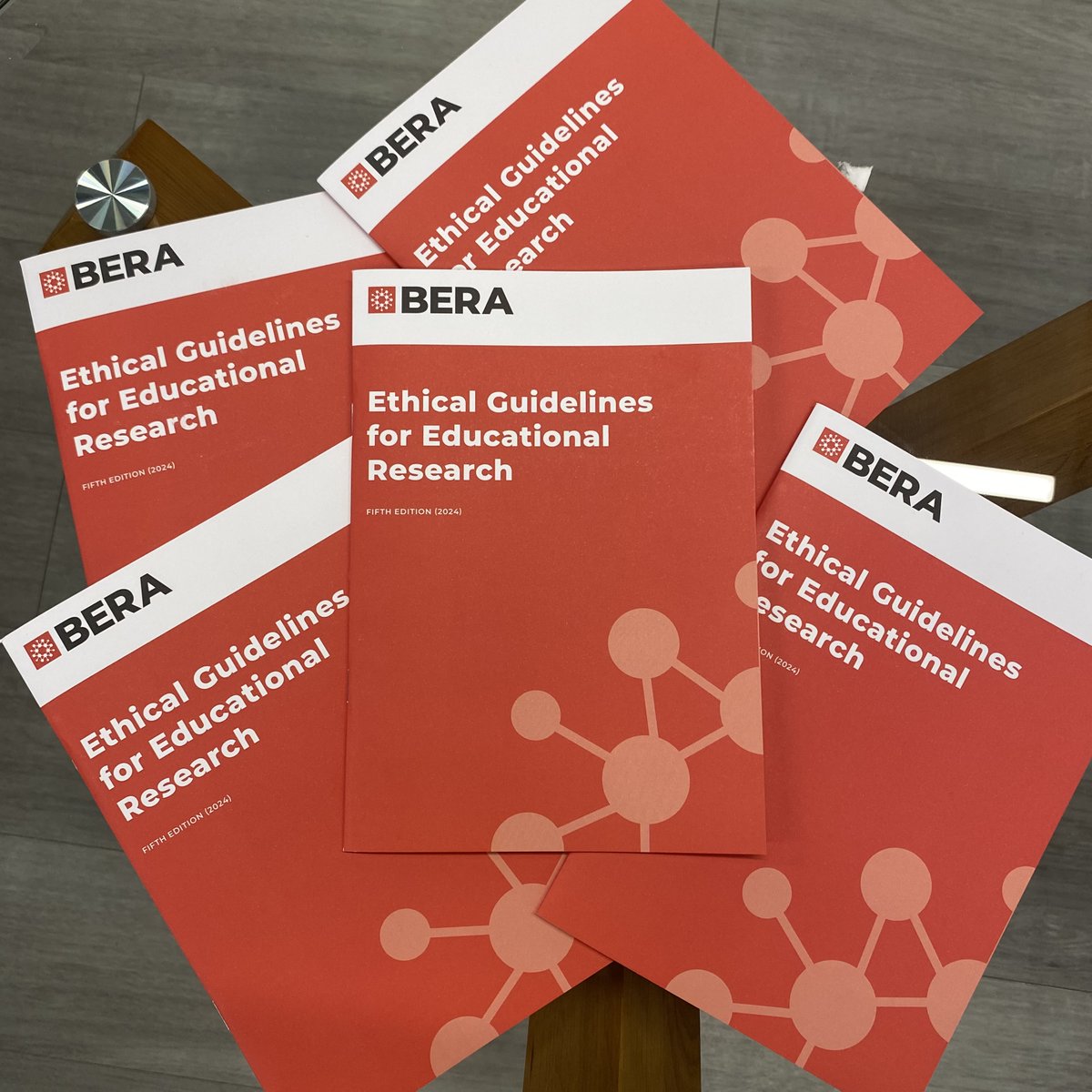 Take a look at our brand new Ethical Guidelines for Educational Research, fifth edition📚 BERA members will receive a complimentary print copy with the summer 2024 issue of Research Intelligence. Non-members can purchase a hard copy for £10. Buy here: buy.stripe.com/4gweXZ2Tbdz8aS…
