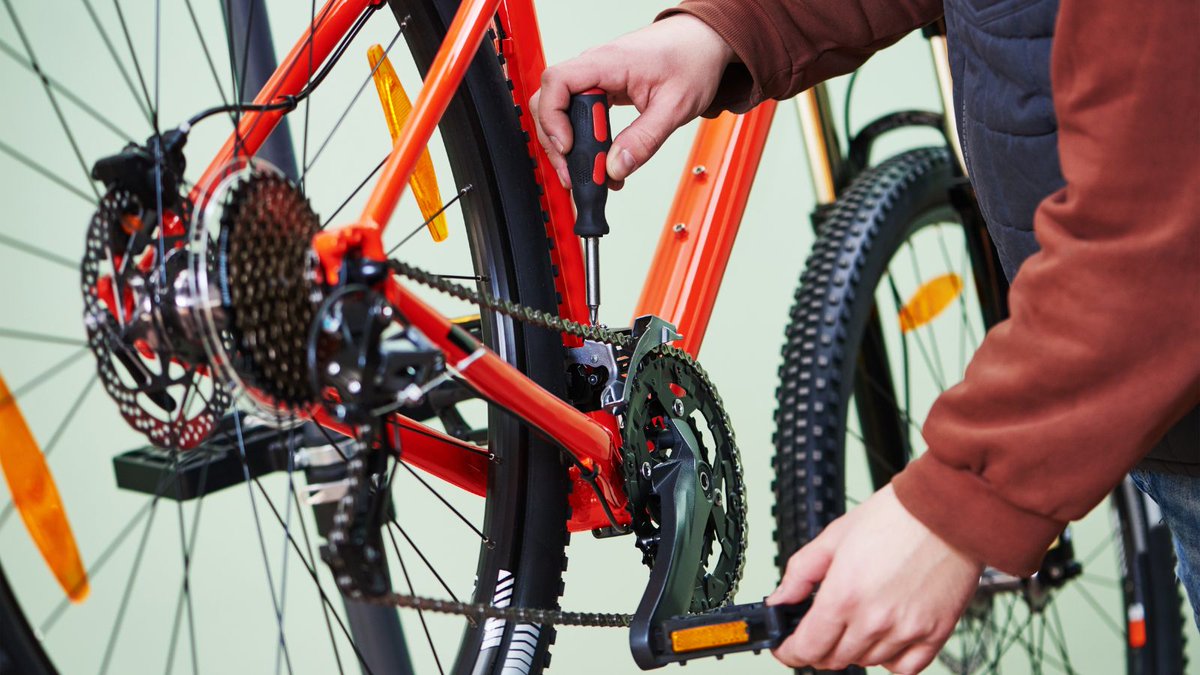 @harts_cyclery is offering a Dr Bike session to repair your bike for free! Come along to a session at St. Margaret's Park, Corstorphine on: Sat 20 April, 10am-3pm Sat 27 April, 10am-3pm Simply bring your bike to the seating area by the Dower House Café. 🚴