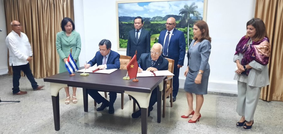 #Cuba 🇨🇺 y #Vietnam 🇻🇳 avalaron este lunes más de 50 nuevos acuerdos para fortalecer y diversificar los nexos bilaterales en materia de economía, comercio, inversiones e intercambio de saberes científico-técnicos. 🔗cubaminrex.cu/es/suscritos-n…
