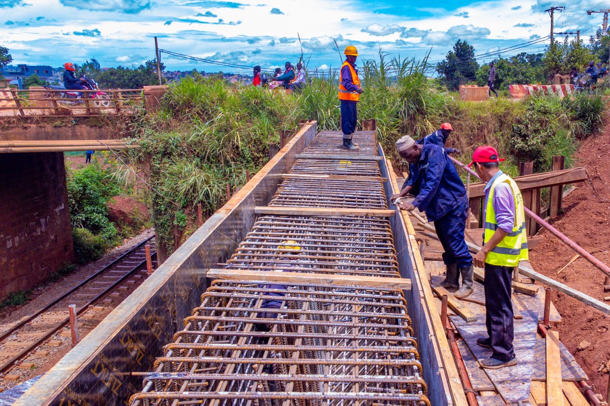 Ongoing construction of a #KlaSmartCity bridge at the Railway crossing along New Portbell Road, Nakawa Division. This is #KCCAatWork under lot 2 of the Kampala City Roads Rehabilitation Project (KCRRP) #ForABetterCity. More on KCRRP here bit.ly/3TZ8VTm