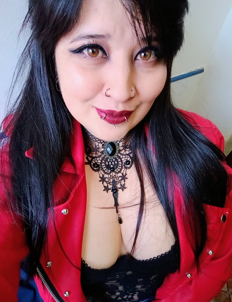 LadyOfSorrows91's tweet photo. Su cumpleañera de confianza. 

Ahora sí, son 33 años y como pasó con Jesús me den clavo hasta los 34, hijueputa. 😂🥵 https://t.co/Py1ZMmqZVW