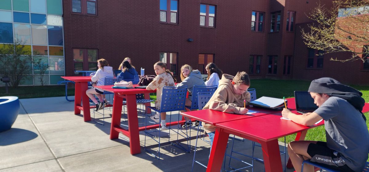 6th grade students prepare for their upcoming Earth’s atmosphere test in Science at the outdoor classroom in the beautiful sunshine! ☀️🐏💚📚🌎 @PRSchools @ehuepto @EHUEPrincipal #LetsGrowTogether