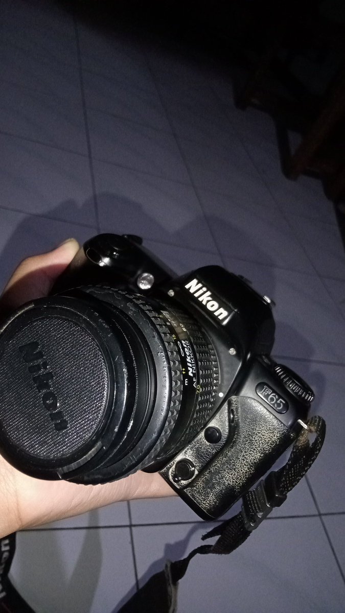 ChocoMilk_85's tweet photo. kyk gini kira kira laku berapa ya?,baru kepakai beberapa kali,dulu pas lagi keluar kamera digital habis itu kamera yg ini udh nggk dipakai sampai sekarang.
#kameraNikon #WTA #kamerajadul https://t.co/H4peibmvLZ