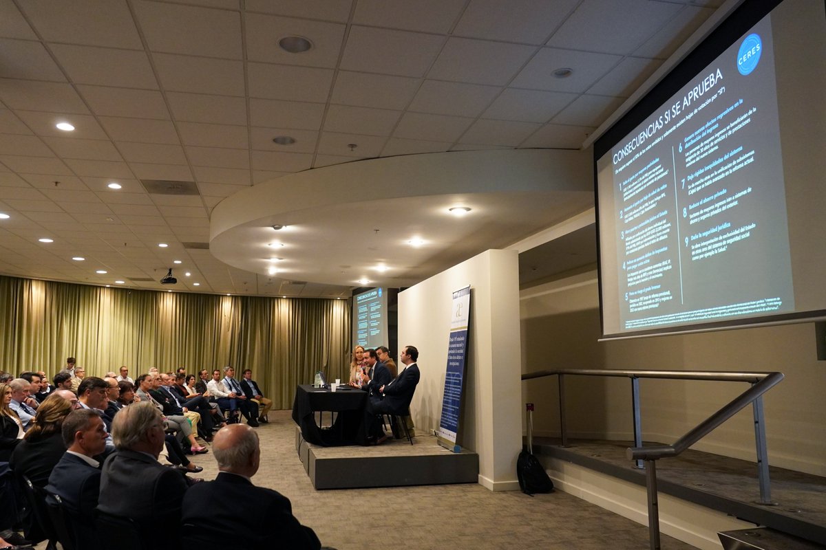 🗳️ Hoy tuvimos el gusto de participar del evento “La propuesta de reforma provisional del PIT-CNT: ¿qué está en juego?”, organizado por <a href="/AcadecoUruguay/">Academia Economía</a>, en el que <a href="/IgnacioMunyo/">Ignacio Munyo</a> presentó las consecuencias que tendría la reforma del sistema de #SeguridadSocial.

📸: <a href="/ConnieWansart/">Constance Wansart</a>