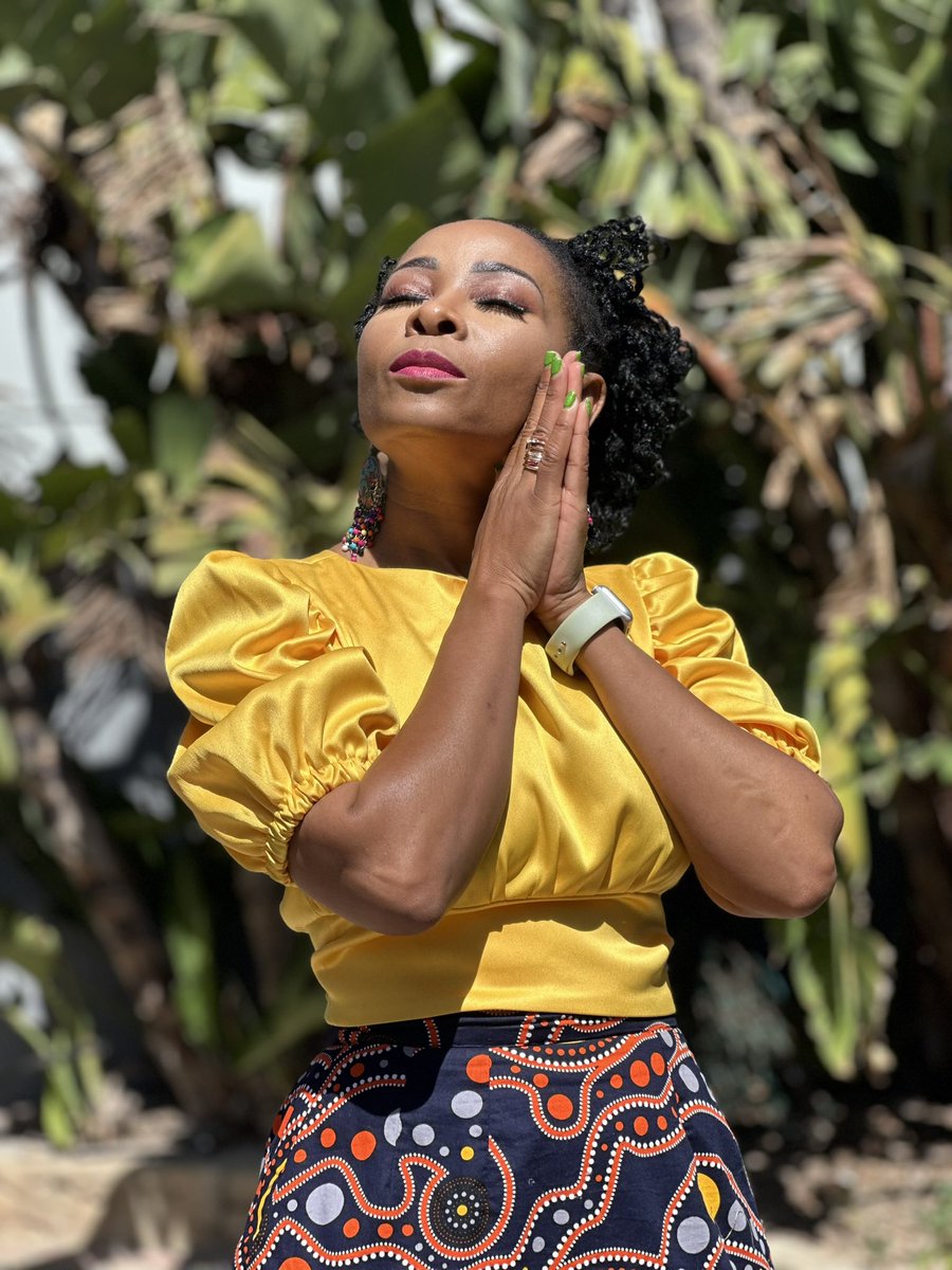 Here is a piece of advice for Tuesday: never entertain the idea of having a lover at work. Office romance is out of equation. It will make you miserable at work. Keep a thick line between work and personal life. Ungajoli emsebenzini! Akujolwa emsebenzini. Fullstop.