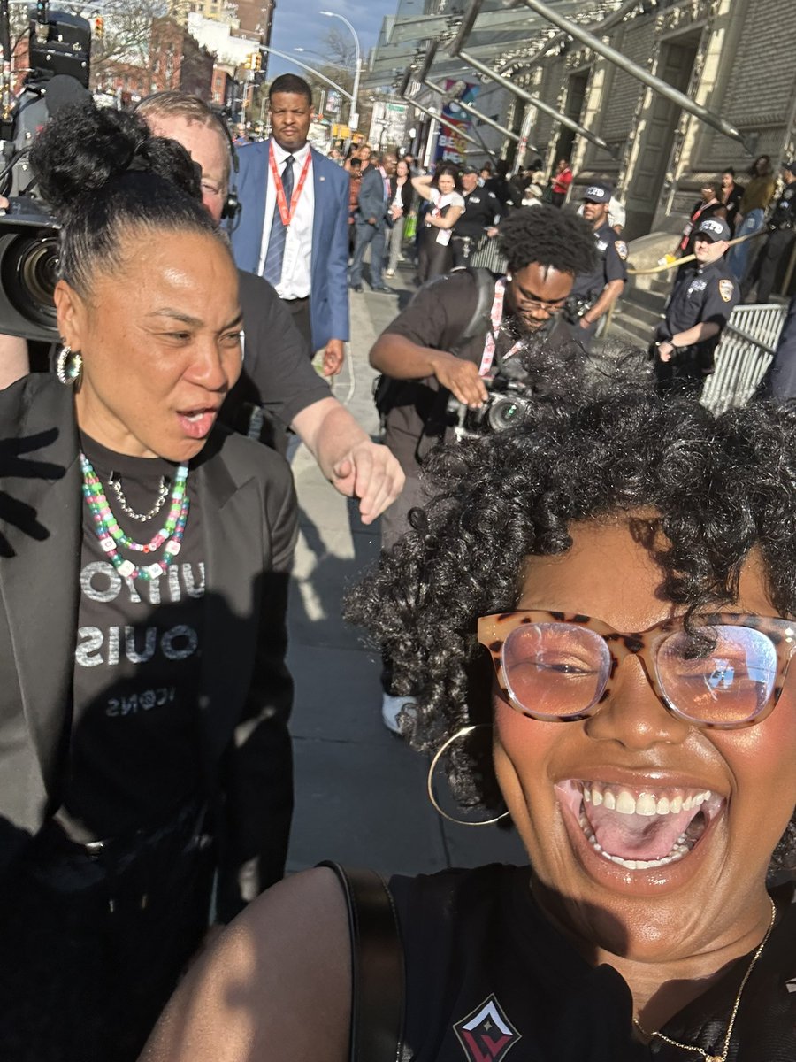 _Brecha's tweet photo. Reporting live from the WNBA DRAFT ORANGE CARPET!!! I MET COACH @dawnstaley!!!! 🐐🐐🐐🐐🐐STILL SCREAMINGGG!!! And I had on my @_ajawilson22 jersey!!! 😭💐🏀 @WNBA @ESPN_WomenHoop @espn 
#WNBADraft #WNBA #ESPNW https://t.co/efnYrgMGsN