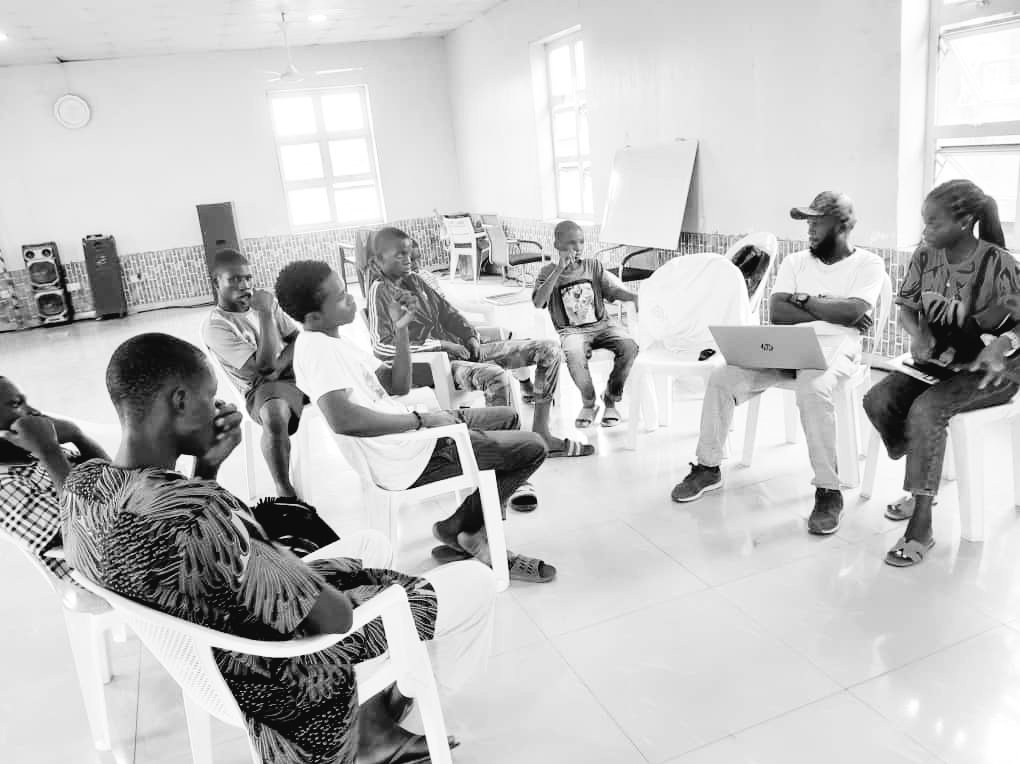 primemaven_'s tweet photo. When we  @techntrenchees started our first digital literacy training for the underserved at Dopemu, Lagos. We had no sustainability program, and also faced with limited resources and volunteers.

But because of the passion we had, we continued further. At some point we had to teach them tech in our local dialect (Yoruba). 

Our experience was quite dramatic because of their background, but we were happy we did the little we could.

Amongst the beneficiaries, we have a fresher in Lasu presently studying Computer science.

The best is yet to come....
Every Child deserves an opportunity!

#TECH4ALL #TechIntheSlum #TNTCA #SDGs2030
