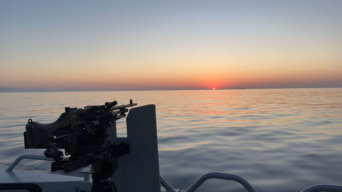 RNGibSqn's tweet photo. There are sunrises, and then there are sunrises…#HMSCUTLASS was treated to this view on her patrol of British Gibraltar Territorial Waters this morning. @MetOGibraltar @RoyalNavy @MODGibraltar #sunrise #Gibraltar https://t.co/F0IvH7PvT0