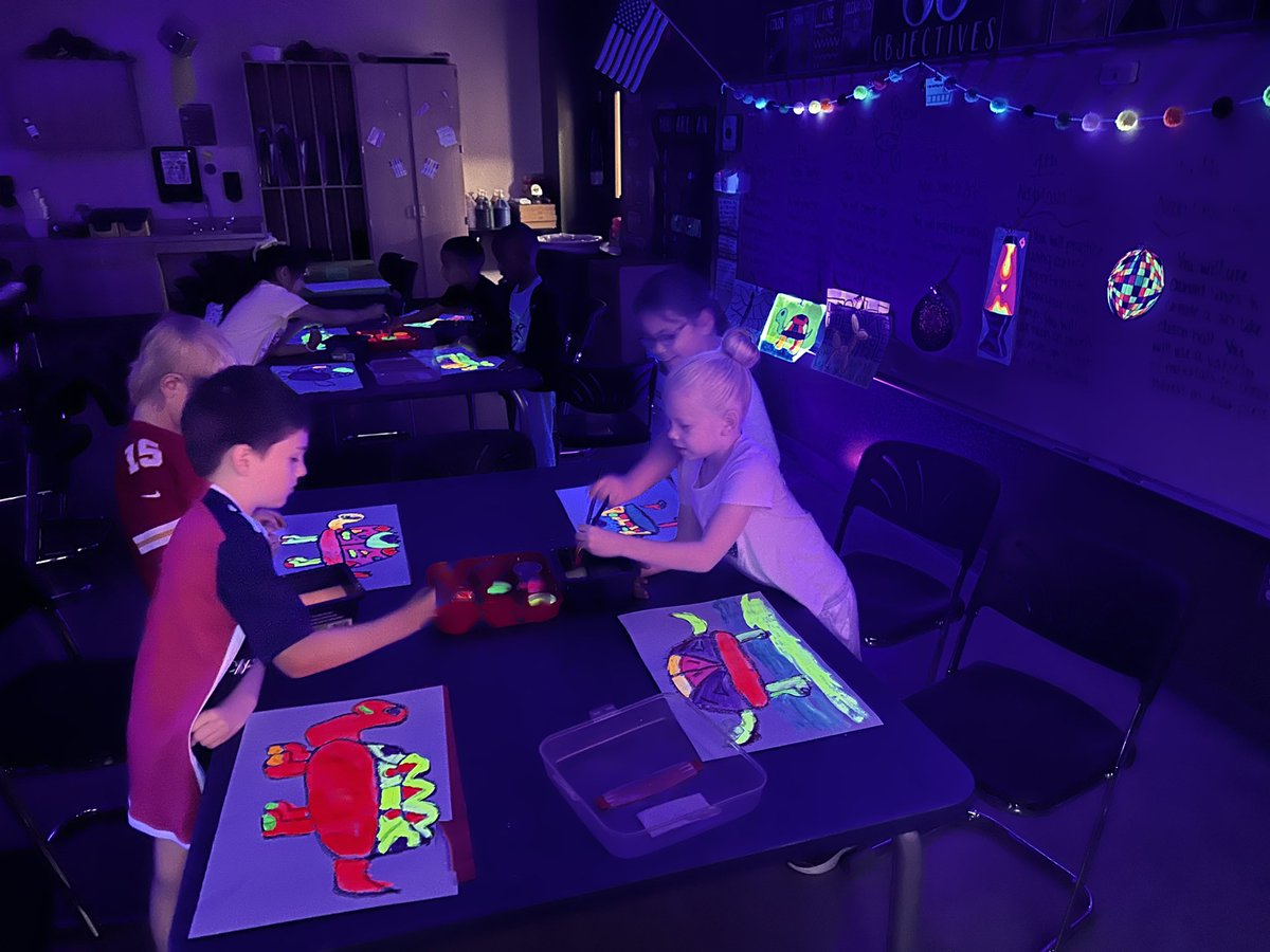 _MrsRyan_CCES's tweet photo. Glow art at CCES today!! @comalcreekes @comalfinearts @cisdnews https://t.co/dgC703Oez4
