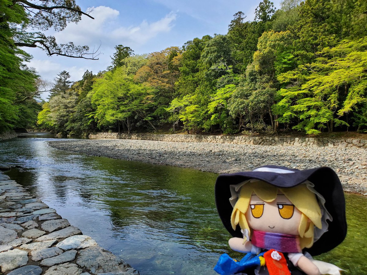 Marisa_Plushie's tweet photo. Relaxing by the river next to the Ise Grand Shrine https://t.co/8zIpprpMtY