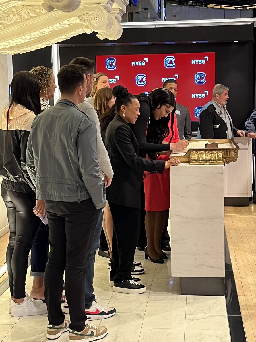 Look Hoo rang the bell on the NYSE this morning @dawnstaley