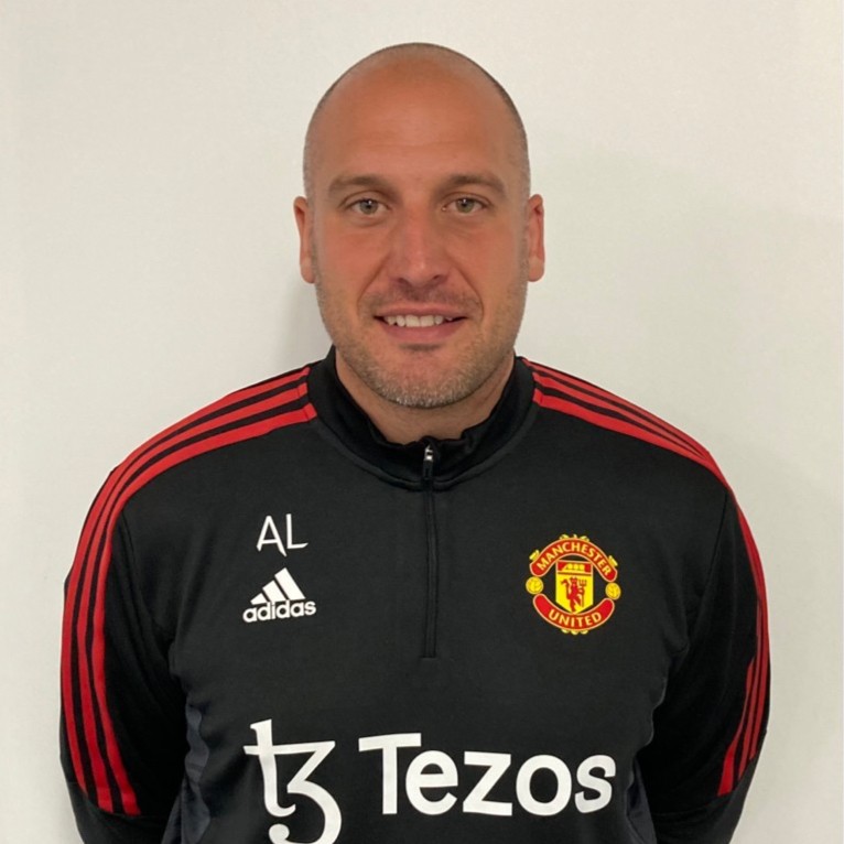 Bravo à Adam Lawrence, son staff et les responsables de l'académie pour le travail avec les U18 cette saison. Un titre, deux finales à venir, un football offensif et attrayant. Le mérite leur revient entièrement. 👏 #MUFC