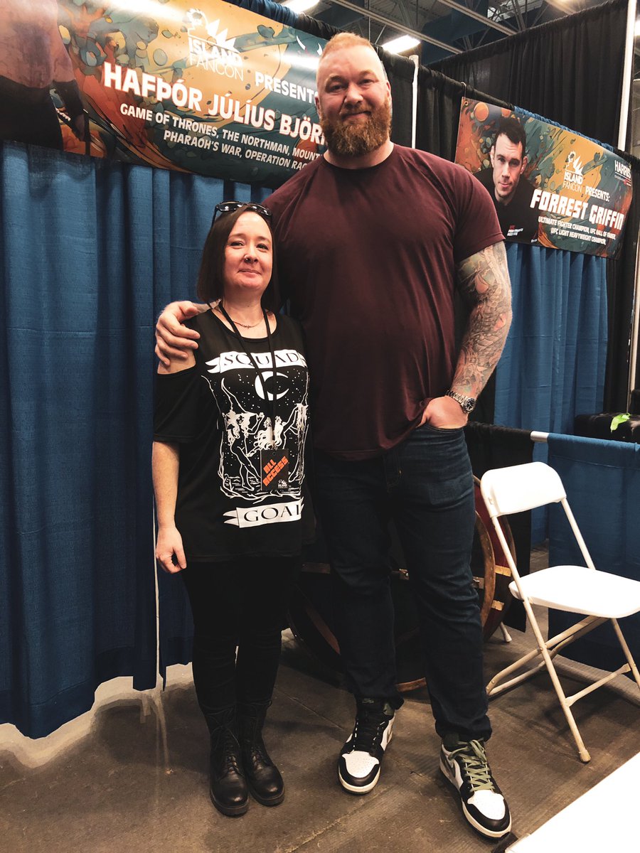 littleleah78's tweet photo. Survived #IslandFanCon Working 3 shows is not for the faint of heart. It takes a village with sprinklings of crazy. The pay off tho is making incredible friends who are equally or more bonkers than you with a shared enjoyment of endless 💩 jokes. 

#DaveFoleyIsFuckingLovely 🥹 https://t.co/iuUU69AVLk