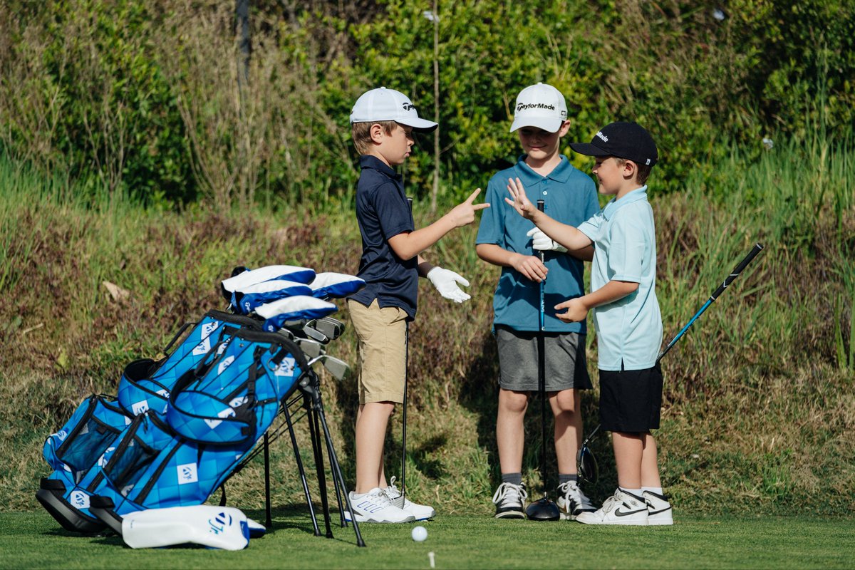 au19e_ca's tweet photo. TaylorMade innove pour les jeunes! Des ensembles de golf juniors donnant aussi accès à du contenu d’introduction et un enseignement exclusif des ambassadeurs TM, dont McIlroy, Fleetwood et la 🇨🇦 Brooke Henderson. 
Informez-vous, à votre boutique de golf de golf préférée! https://t.co/gV7m5iiTuH