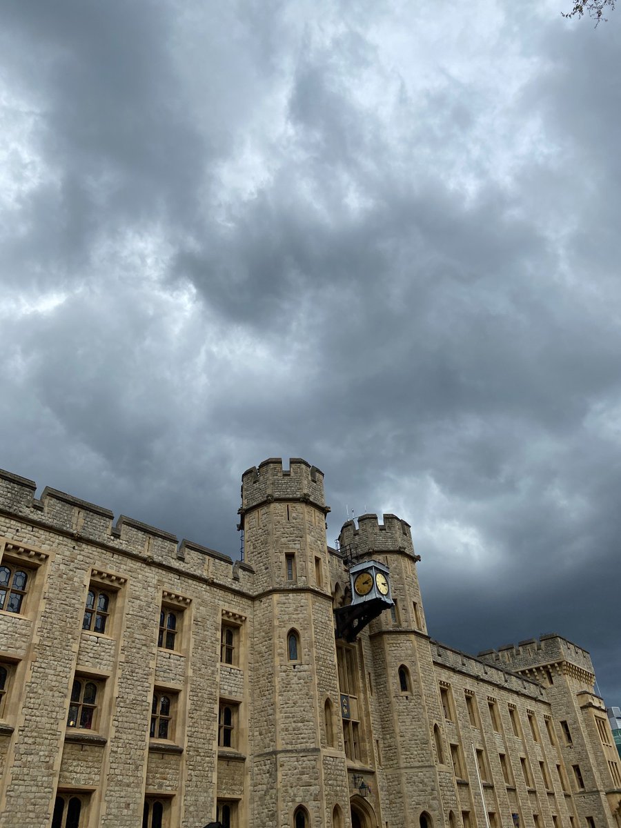 Darkening skies over the Tower of London 🏰 Adding a little bit of drama to our Tuesday afternoon ☁️