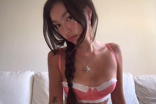 ㅤㅤㅤ

SNS UPDATE #ANNALIESE  ⌕ 
◌ location unknown 
달04 일16 년24 —  시각 22 : 21

❛ 🩰

 ㅤ