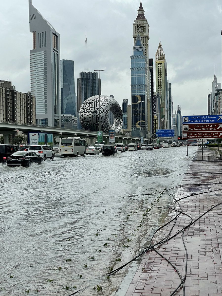 #Dubai #Flood #Traffic #Rain #Thunder <a href="/MOTF/">Museum of the Future</a> save 😎🌧️