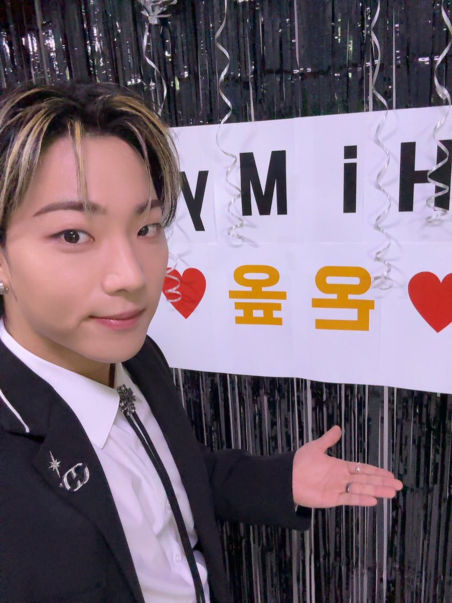 [#이션] 2번째 1위 너무나 감사합니다
저희는 계속해서 걸었을 뿐인데
퓨즈가 그 길을 환하게 밝혀주네요 
앞으로도 저희의 빛이 되어주세요 사랑합니다