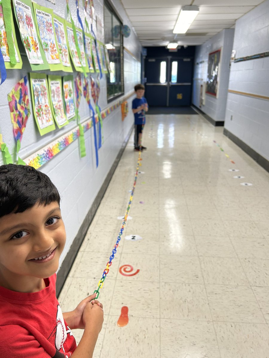 MNdesarno's tweet photo. Ss created a link chain of 137 links to represent each day we’ve been in school! Next they identify the hundreds tens and ones position! Only 44 days left of kindergarten! @VoorheesPrin @VoorheesPTA https://t.co/NzBzDy56jX
