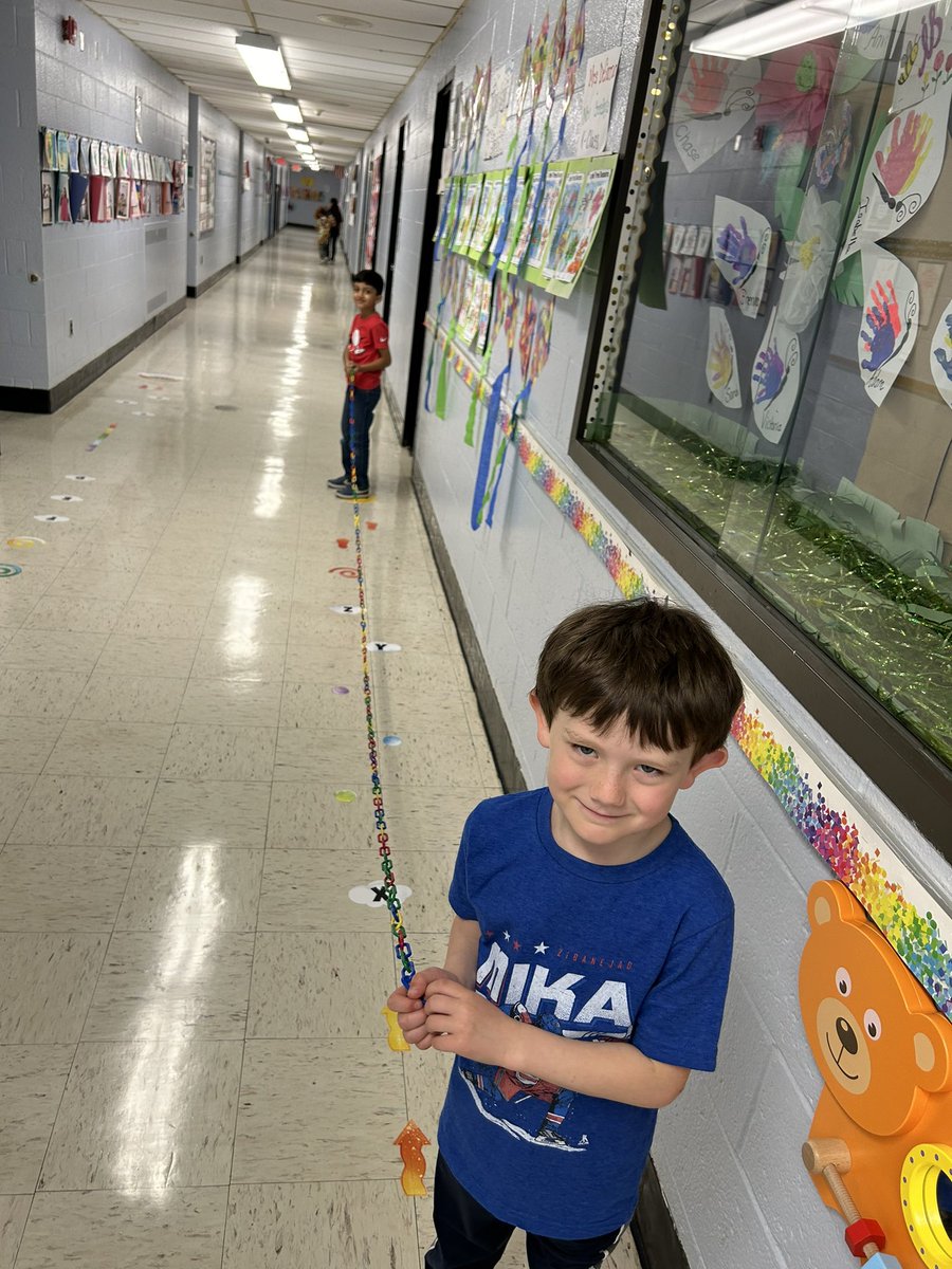 MNdesarno's tweet photo. Ss created a link chain of 137 links to represent each day we’ve been in school! Next they identify the hundreds tens and ones position! Only 44 days left of kindergarten! @VoorheesPrin @VoorheesPTA https://t.co/NzBzDy56jX