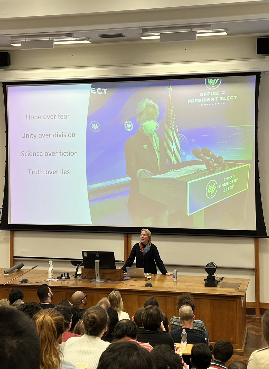 What an incredible honour to see @francesarnold give the Robert Robinson Memorial Lectures this year! Not a spare seat or step in sight when a Nobel Laureate is in town! @OxfordChemistry