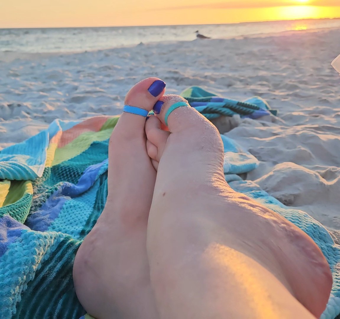Roxy👣🎂Oct21 (@roxymeadowsoles) on Twitter photo 