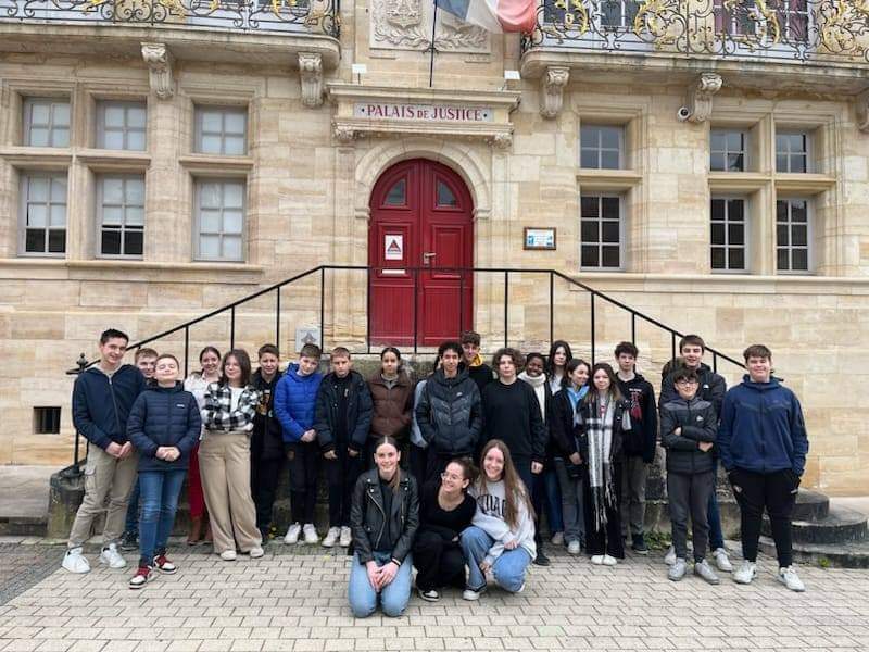 👩‍⚖️Les élèves de 4ème 2 se sont rendus au Tribunal de Bar-le-Duc pour assister à l'audience publique.

Chaleureusement accueillis par Mme la Présidente du Tribunal, cette sortie s'inscrit dans le cadre d'un EPI qui aboutira à l'écriture d'un procès en lien avec l'intrigue du CID.