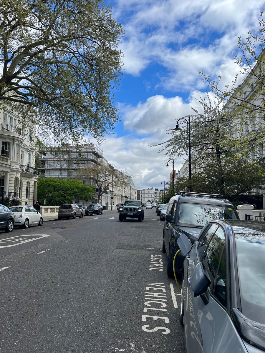 The Line of Beauty came out from @picadorbooks 20 years ago today. Won @TheBookerPrizes (then Man) in an insane year. Endlessly delicious, artful, heartbreaking novel. Kensington Pk Gdns looking pretty Hollinghursty when I passed earlier (one of these pics arguably a spoiler)