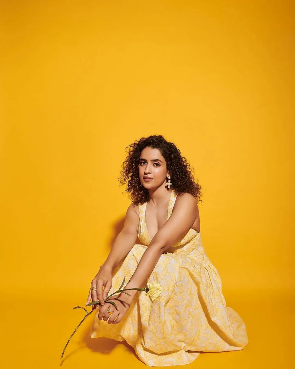 UrbanAsian's tweet photo. @sanyamalhotra07 is acing the print game and how! The actress sure knows how to brighten our days by dolling up in a comfy summer dress...😍😍
#SanyaMalhotra
#Beautifuldiva #hotdiva #sexydiva #bollywood #southasian #urbanasian https://t.co/8MdlhQ3u4u