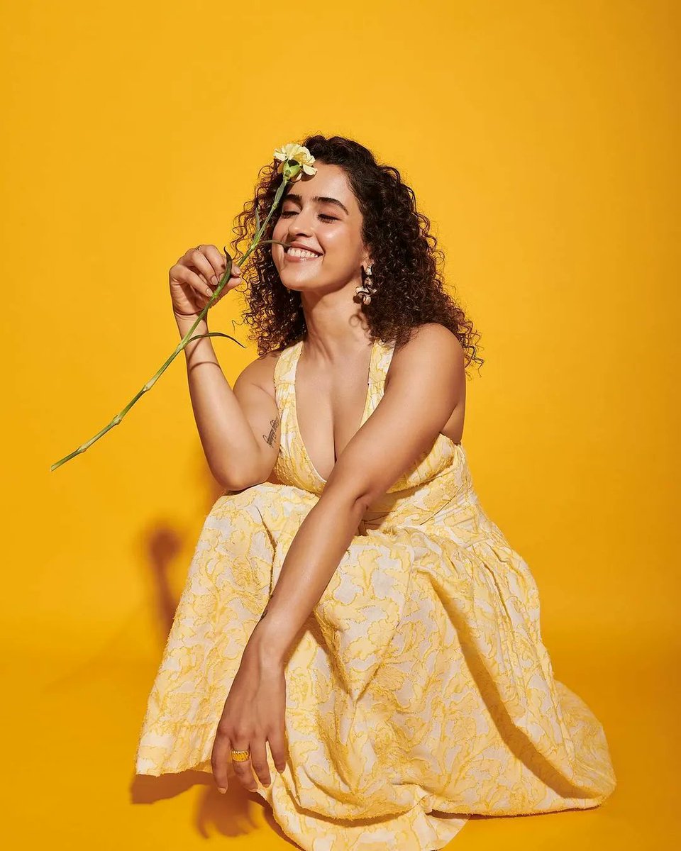 UrbanAsian's tweet photo. @sanyamalhotra07 is acing the print game and how! The actress sure knows how to brighten our days by dolling up in a comfy summer dress...😍😍
#SanyaMalhotra
#Beautifuldiva #hotdiva #sexydiva #bollywood #southasian #urbanasian https://t.co/8MdlhQ3u4u